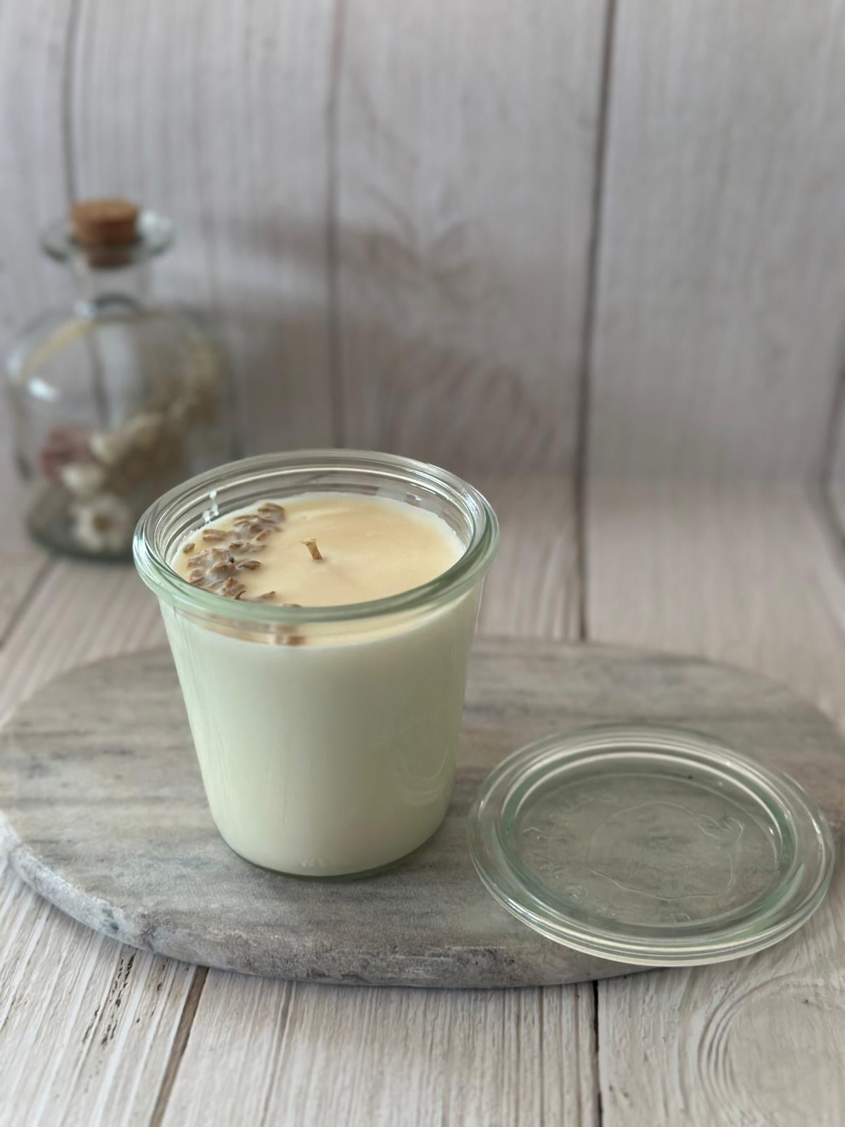 Nos bougies parfumées artisanales sont coulées à la main dans le Vexin, avec des matières premières soigneusement sélectionnées.  Des fragrances élégantes et délicates qui créent une ambiance chaleureuse et raffinée chez vous.