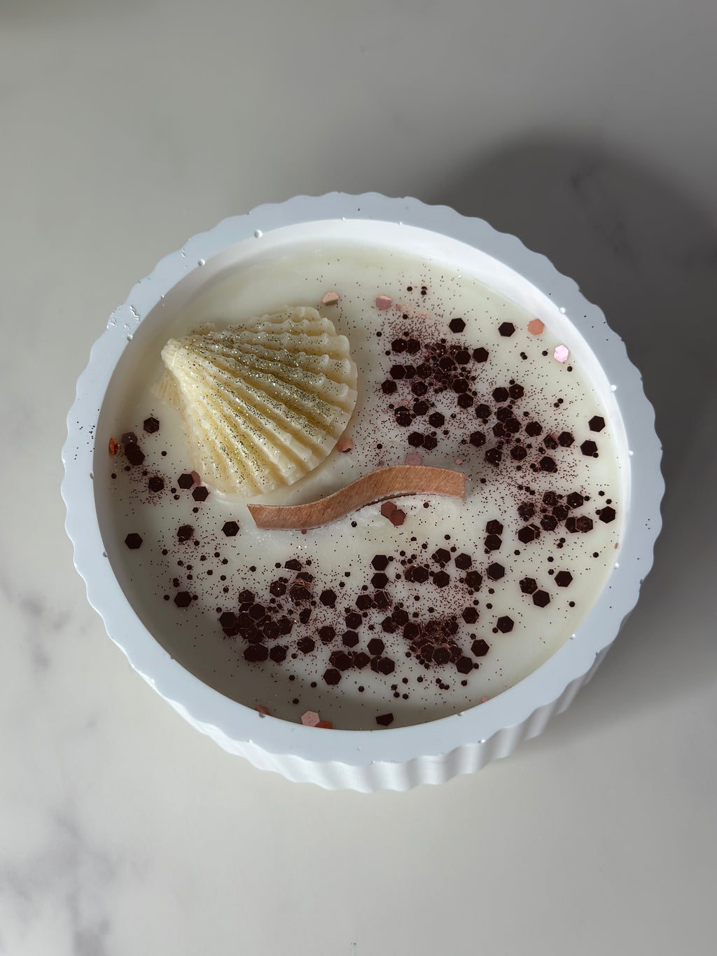 La bougie NACRÉA – Parfum Éclat d’Agrumes & Brise Marine