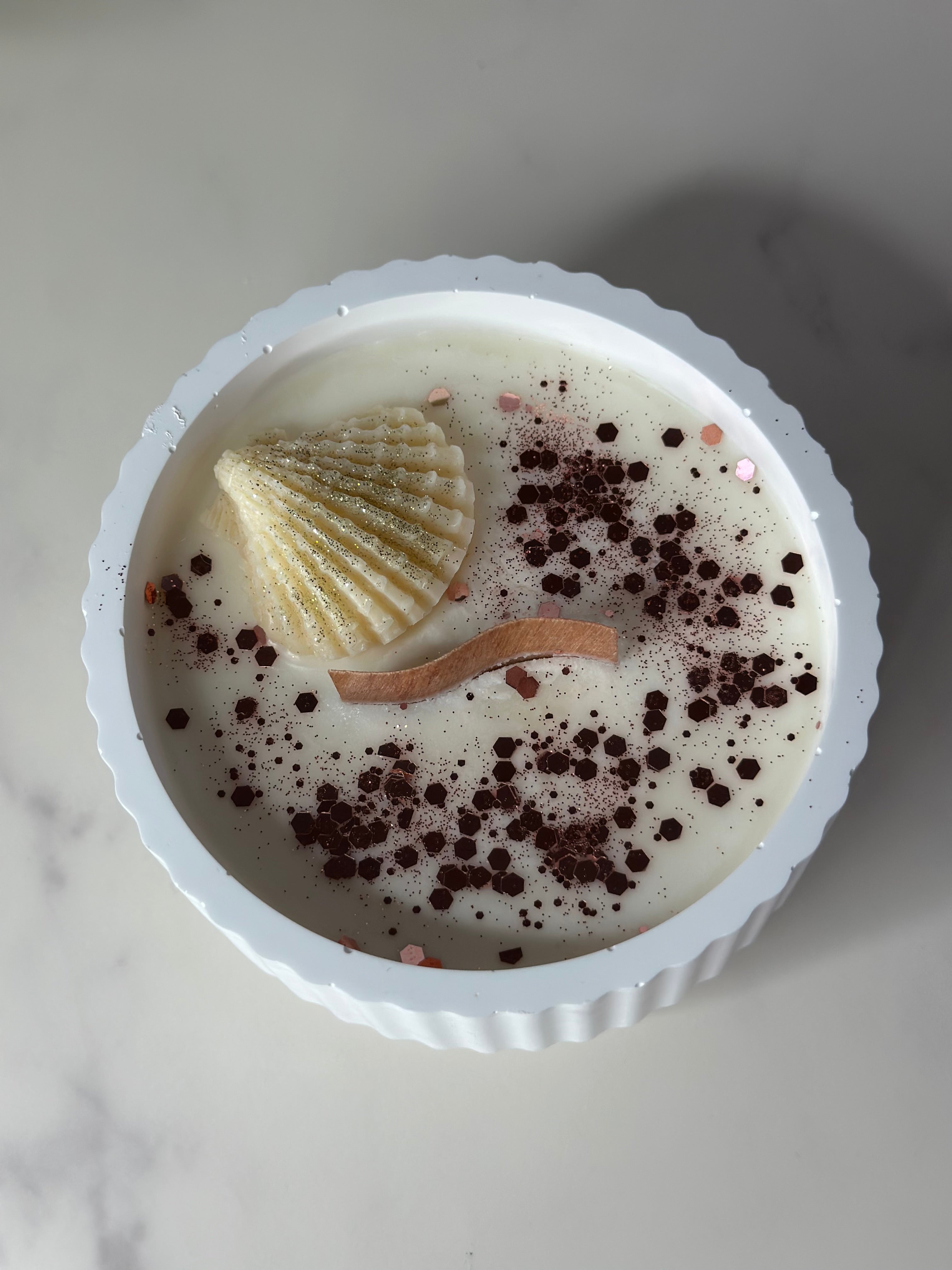 La bougie NACRÉA – Parfum Éclat d’Agrumes & Brise Marine